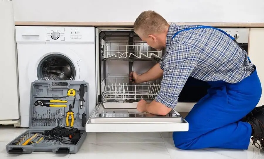 Etimesgut Kumtel servisi teknisyen ekibi beyaz eşya tamiri yaparken